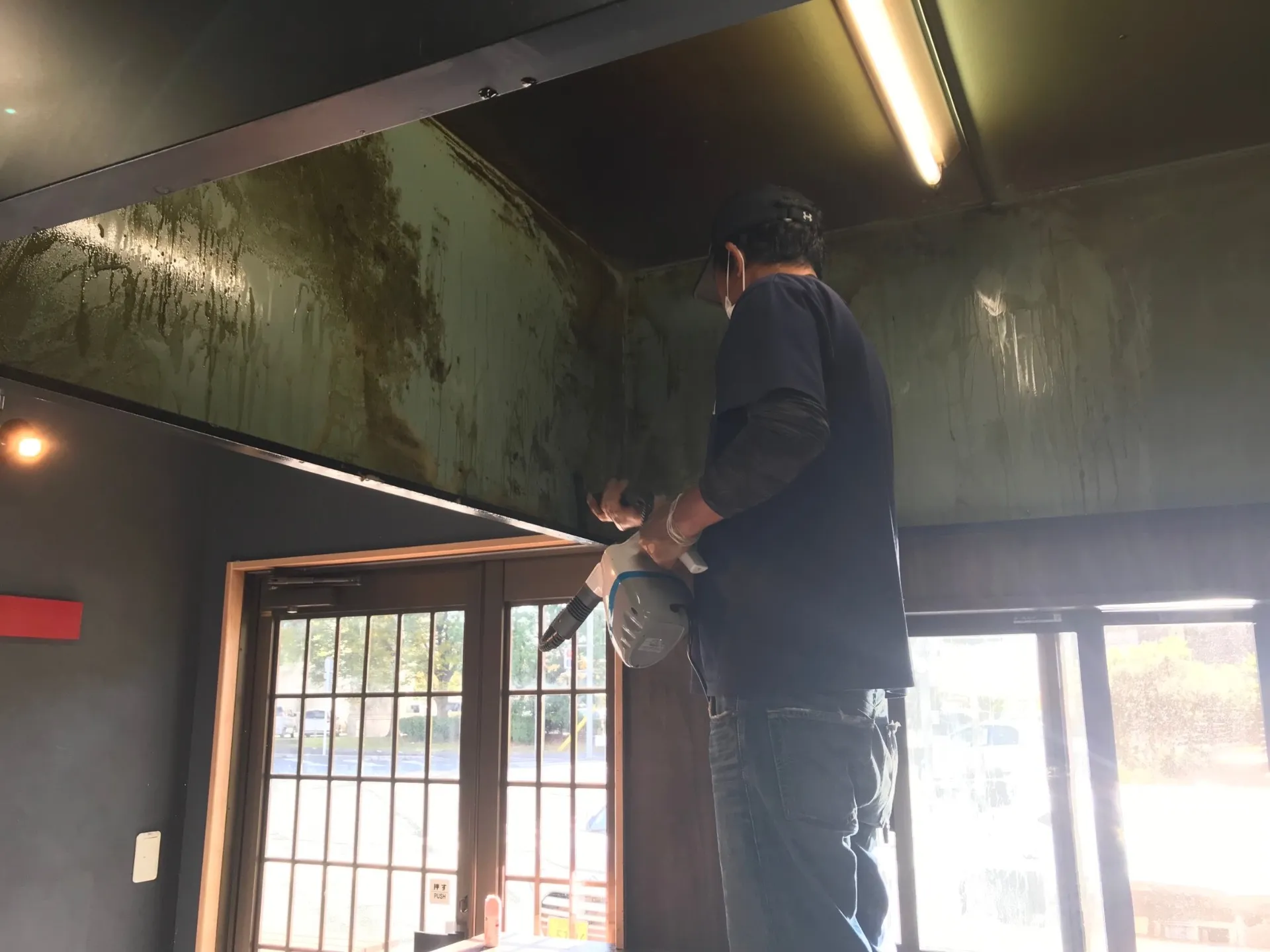 焼き鳥屋さんの依頼で換気扇のハウスクリーニングの依頼があり掃除してきました。